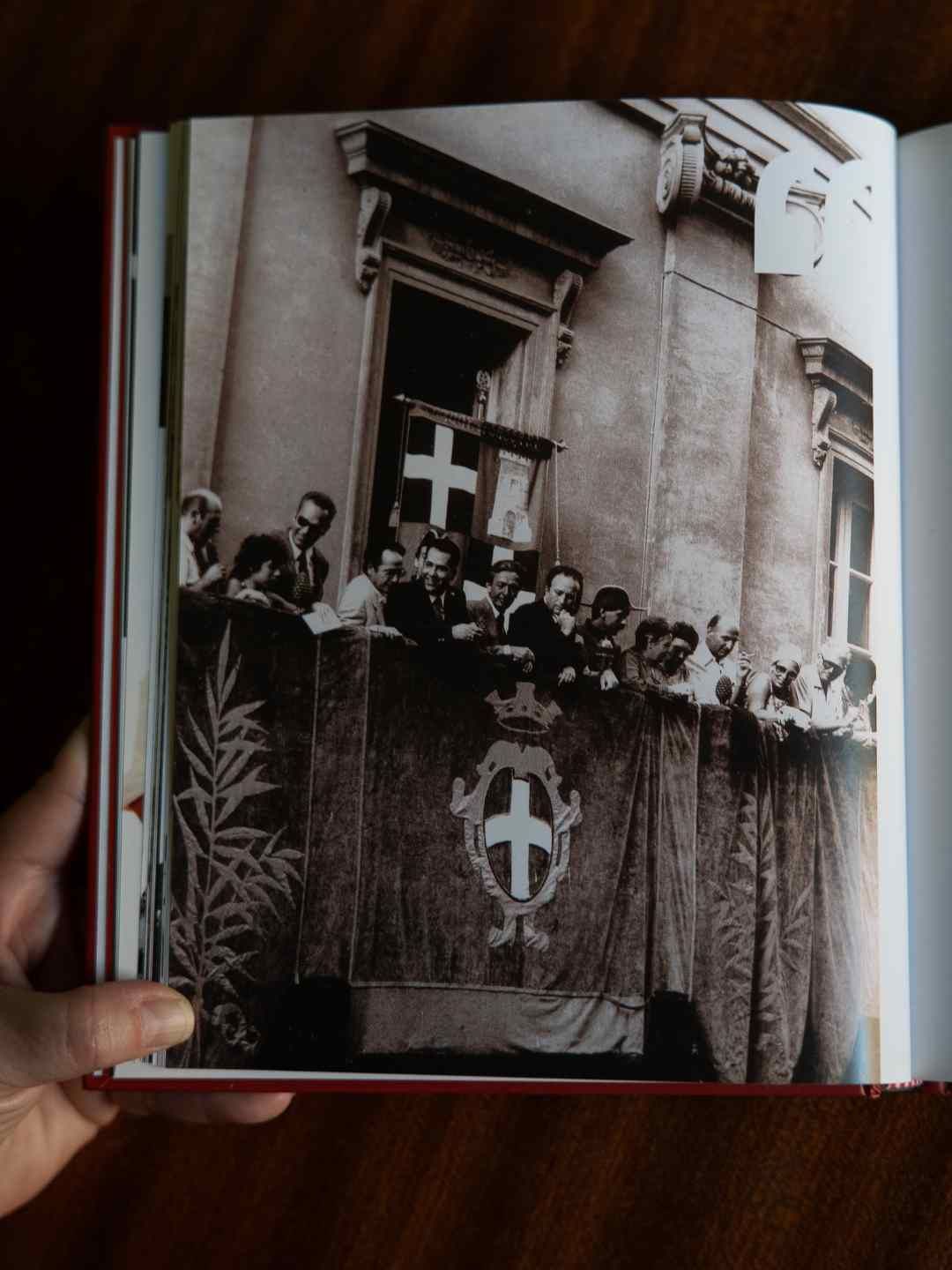 Libro aperto su una foto di Berlinguer presso l'Archivio Storico Comunale nel Palazzo dell'Insinuazione a Sassari