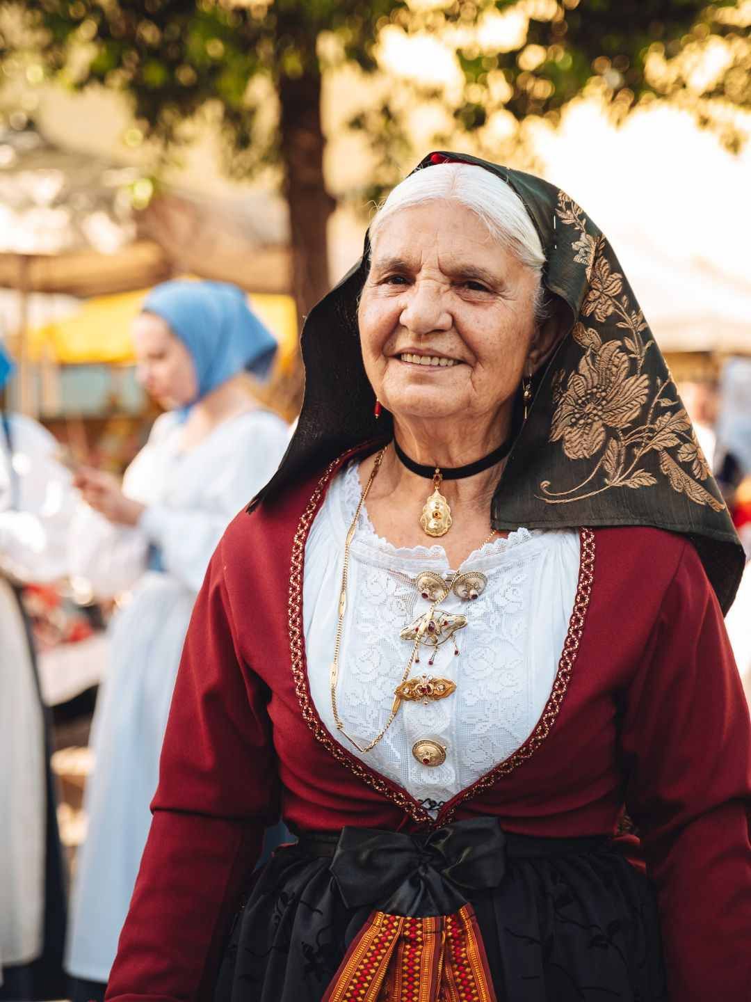 Donna indossa abito tipico alla Cavalcata Sarda di Sassari