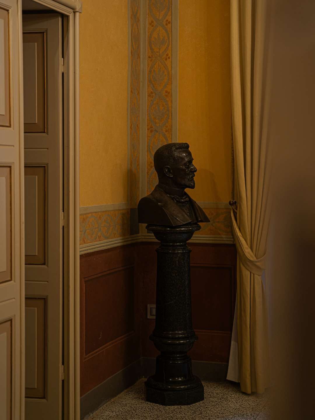 Busto all'interno di Palazzo di Città a Sassari
