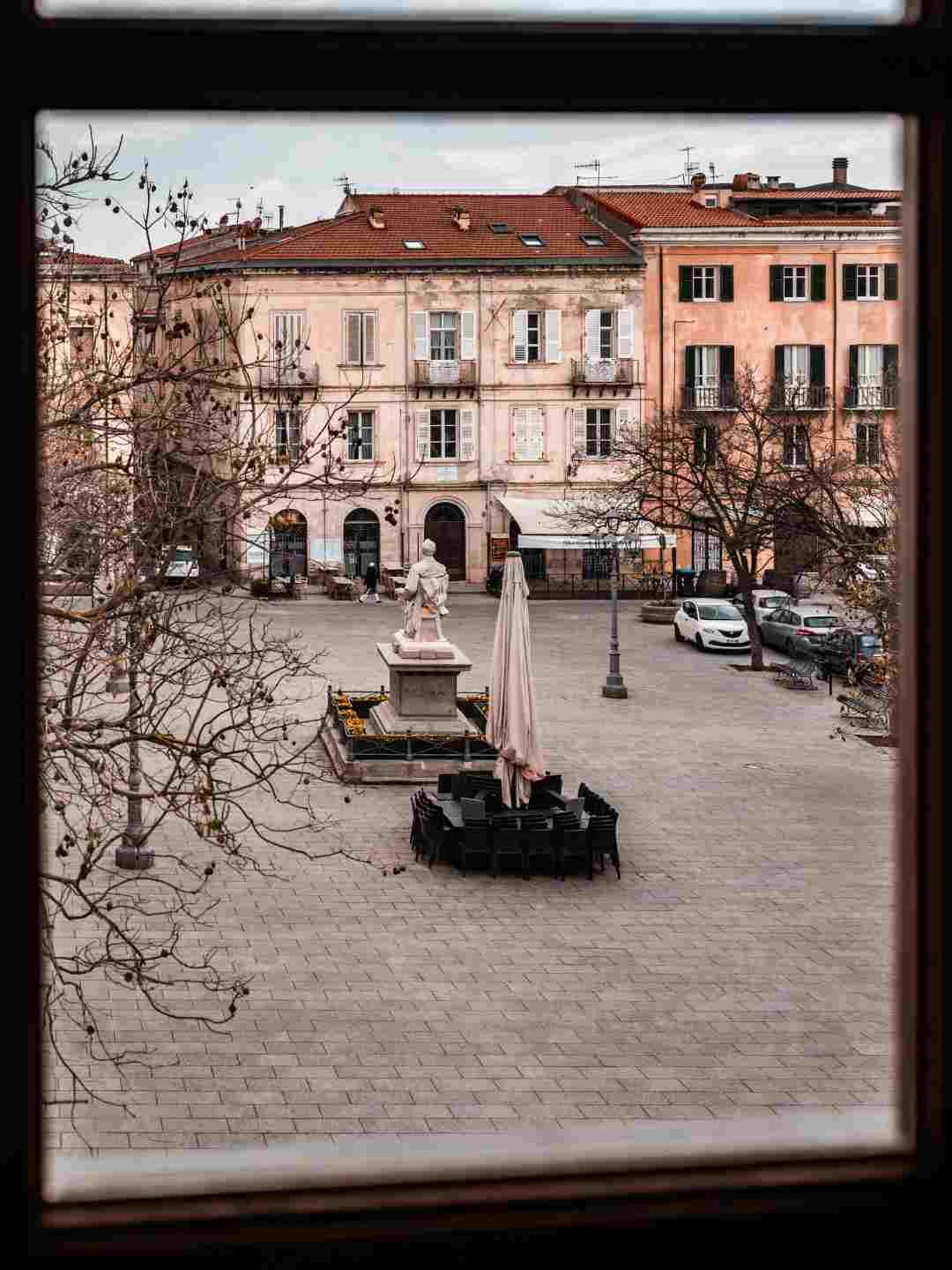 Scorcio di Piazza Tola inquadrato da una delle finestre di Palazzo d'Usini