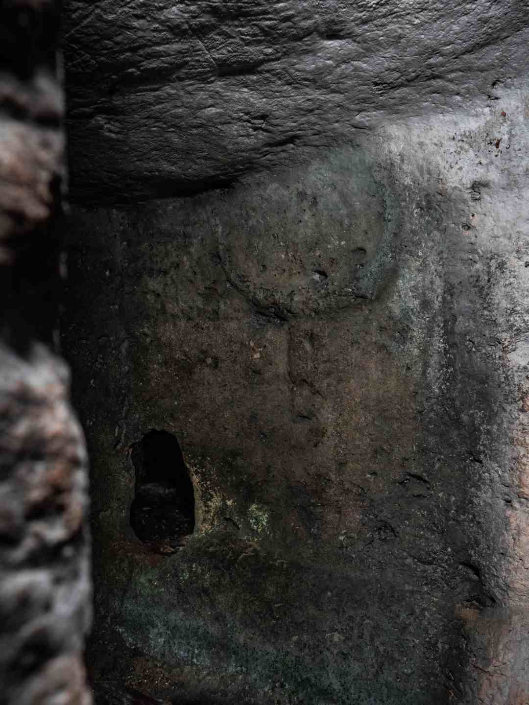 Decorazione in rilievo dentro la Domus de Janas di Montalé a Sassari