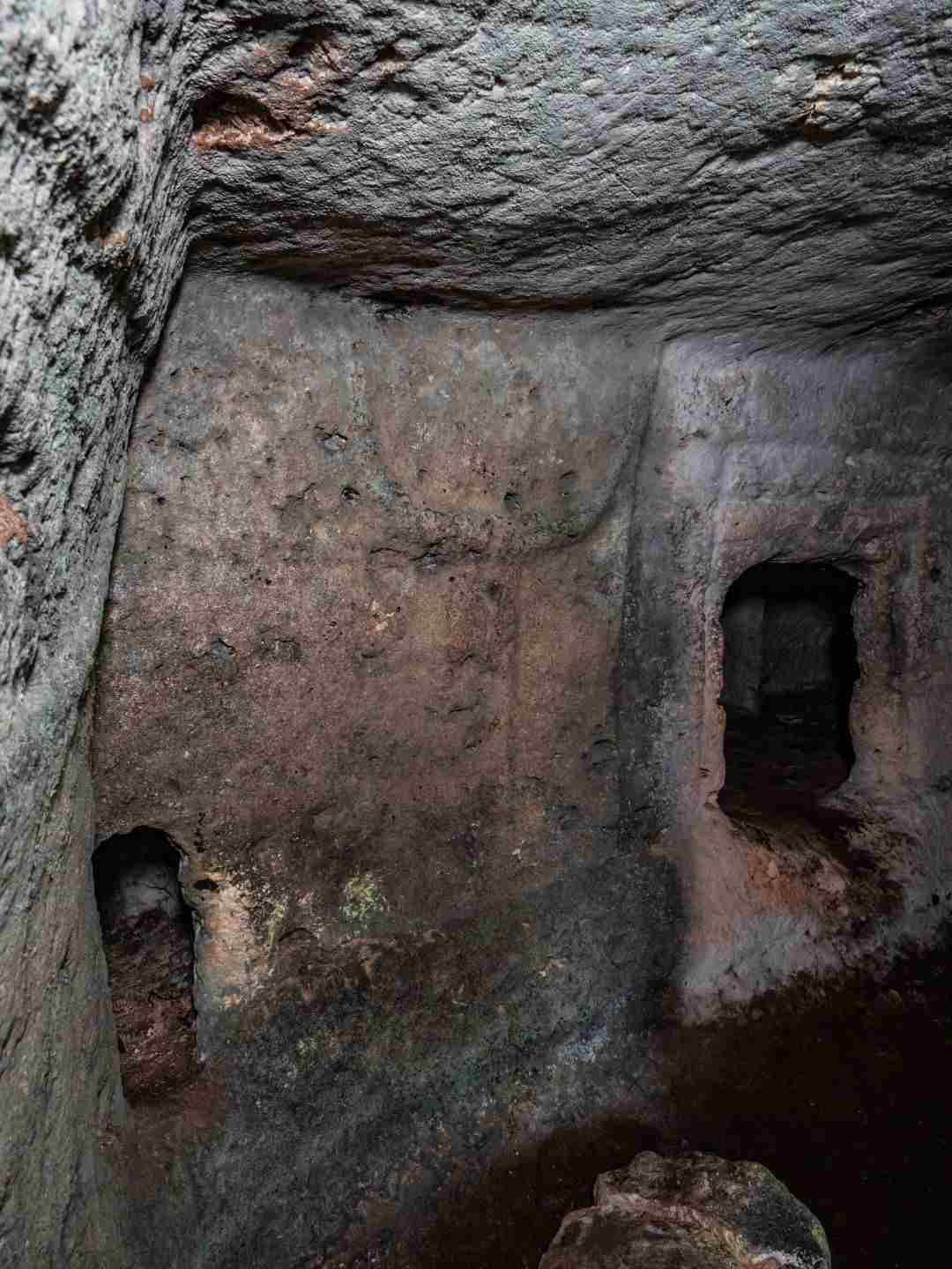 Decorazione all'interno della Domus de Janas di Montalé a Sassari