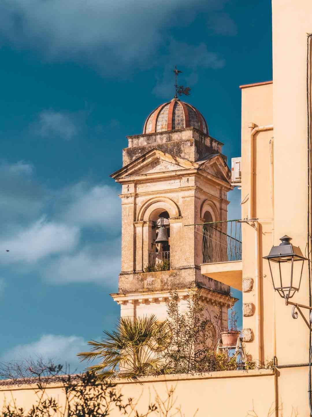 Campanile di una chiesa nel centro storico di Sassari