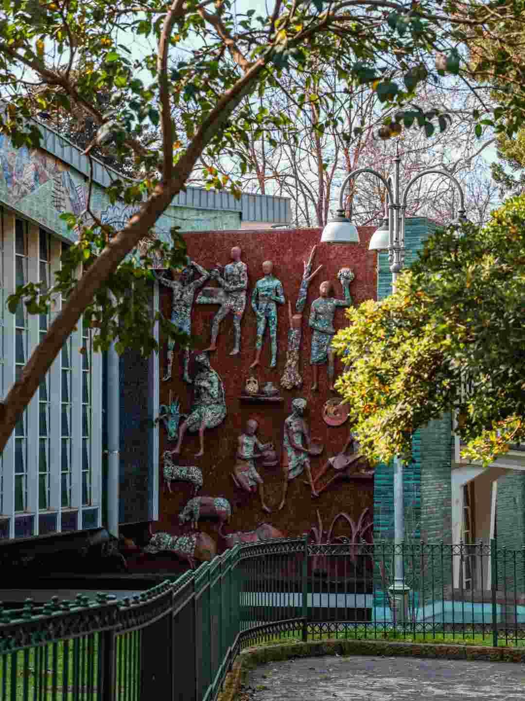 Opera in rilievo all'esterno del Padiglione Tavolara a Sassari