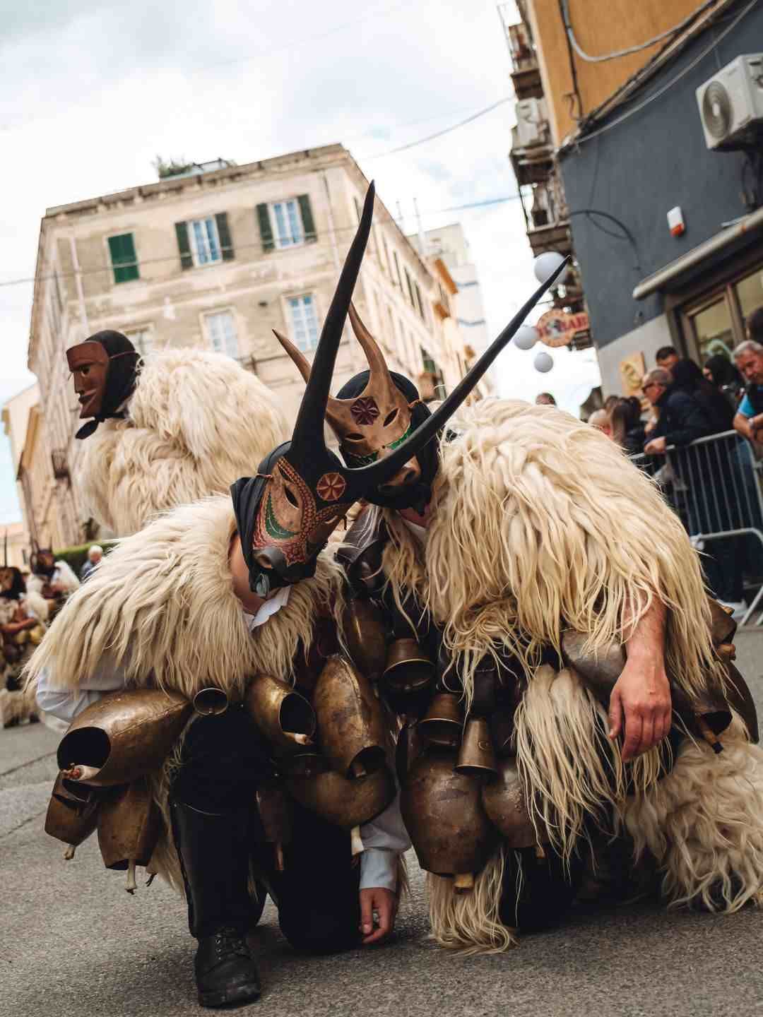 Maschere tipiche alla Cavalcata Sarda a Sassari