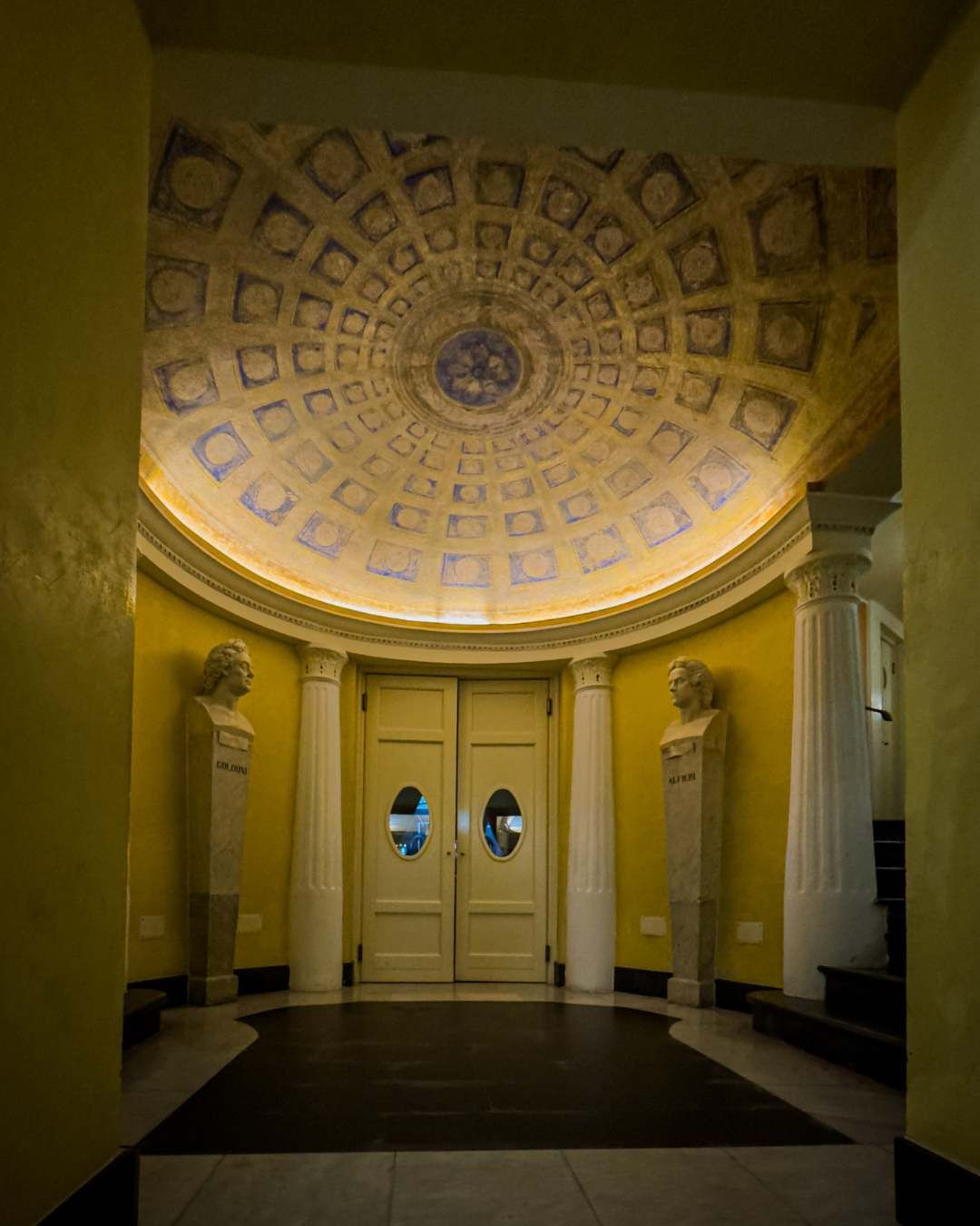 Ingresso del Teatro Civico dentro Palazzo di Città a Sassari
